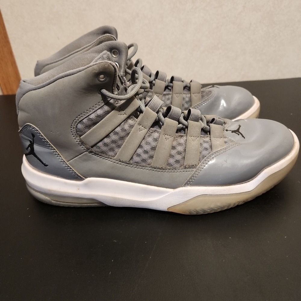 Size 8- Jordan Max Aura Cool Gray